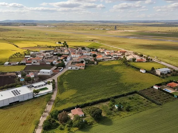 Vista aérea del municipio rodeado de campos de cultivo