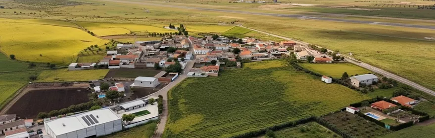 Vista aérea del municipio rodeado de campos de cultivo