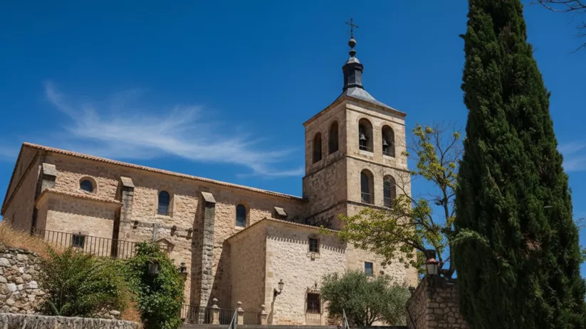 Iglesia parroquial con escalinata y torre