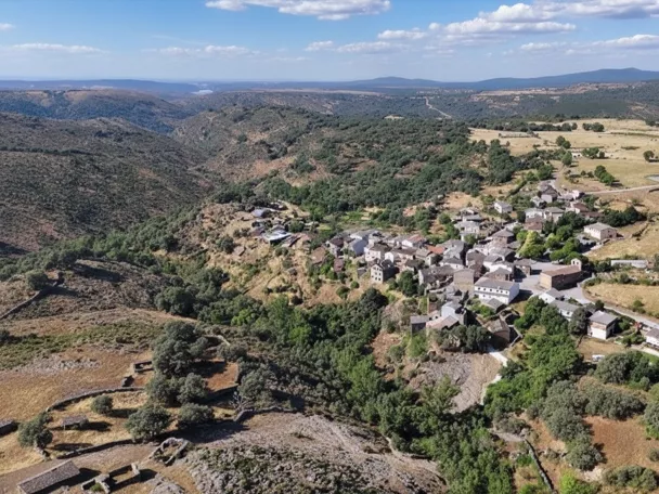 Vista aérea del pueblo en entorno de monte y valle