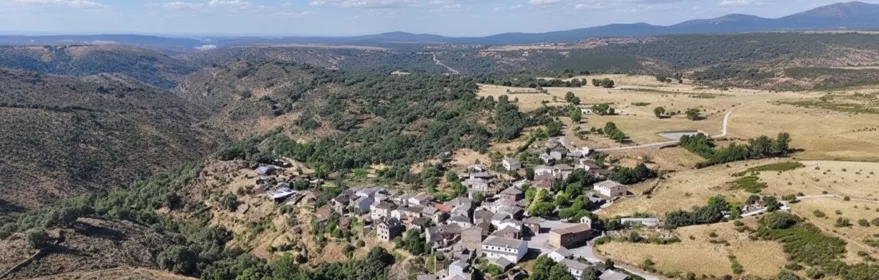 Vista aérea del pueblo en entorno de monte y valle