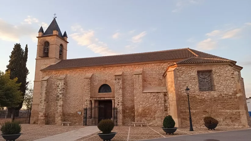 Iglesia parroquial de arquitectura tradicional en piedra