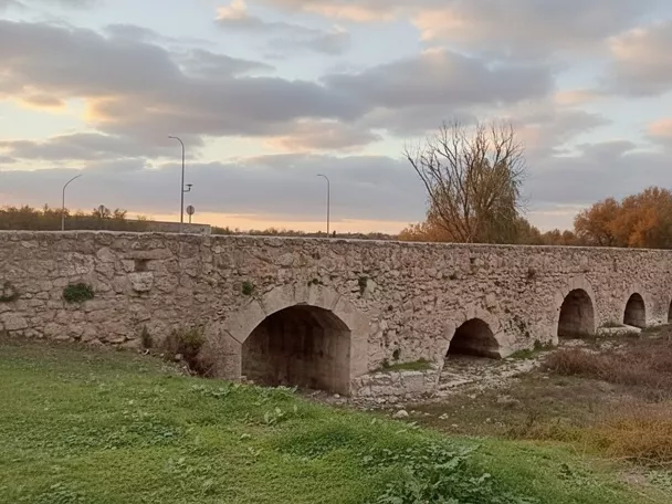 Puente de piedra de varios ojos sobre cauce natural