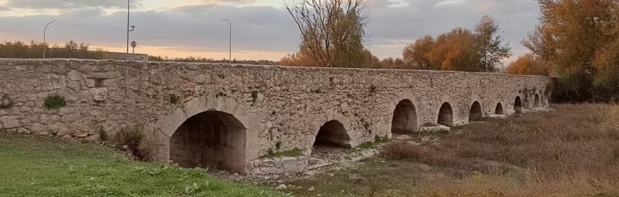 Puente de piedra de varios ojos sobre cauce natural