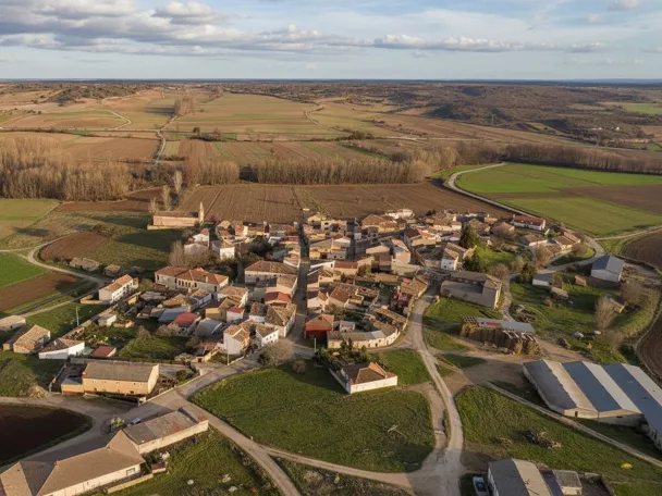 Vista aérea del pueblo rodeado de campos de cultivo