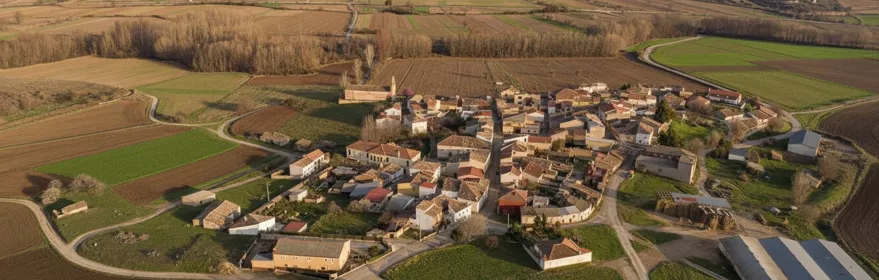 Vista aérea del pueblo rodeado de campos de cultivo