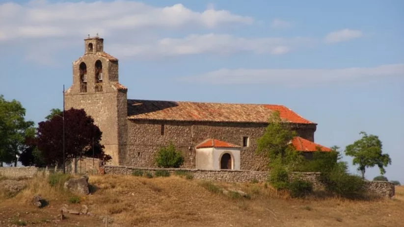 Iglesia de piedra en un entorno rural