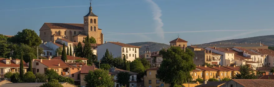 Vista del pueblo con iglesia en lo alto