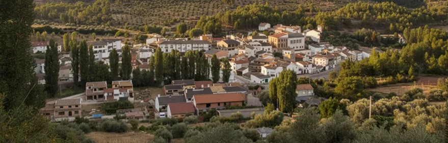Vista panorámica de pueblo entre montes y olivares