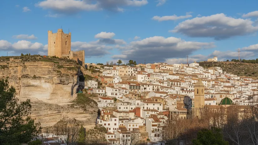 Vista general de Villavaliente con el castillo fortificado en lo alto y el conjunto urbano extendido a sus pies.
