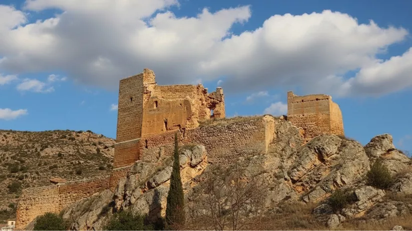 Ruinas del castillo sobre formaciones rocosas