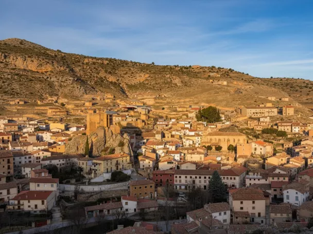 Vista general del pueblo con castillo en lo alto