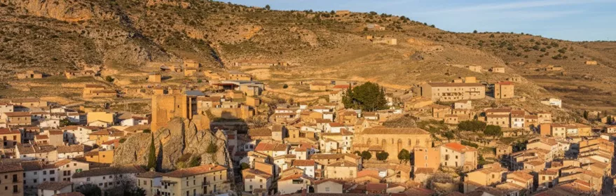 Vista general del pueblo con castillo en lo alto