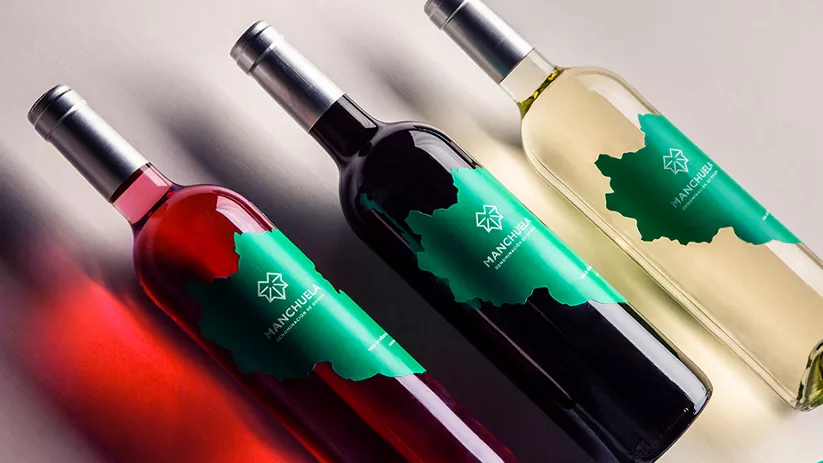 Botellas de vino de distintos tipos sobre fondo neutro