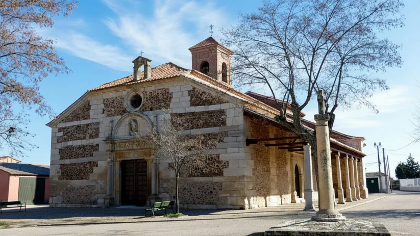 Iglesia con pórtico y plaza abierta