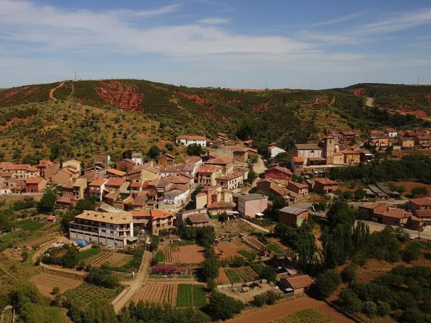 Vista aérea del pueblo entre colinas rojizas