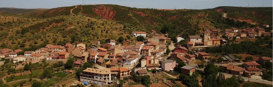 Vista aérea del pueblo entre colinas rojizas