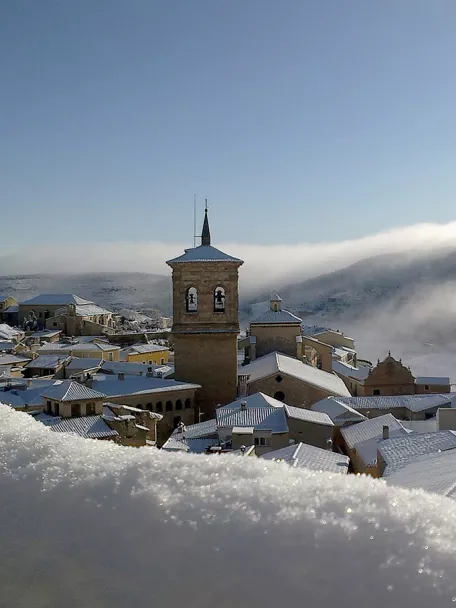 Panorámica invernal del casco histórico entre brumas.