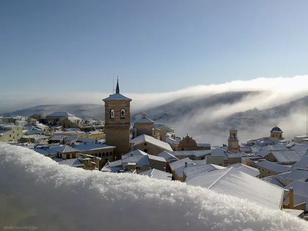 Panorámica invernal del casco histórico entre brumas.