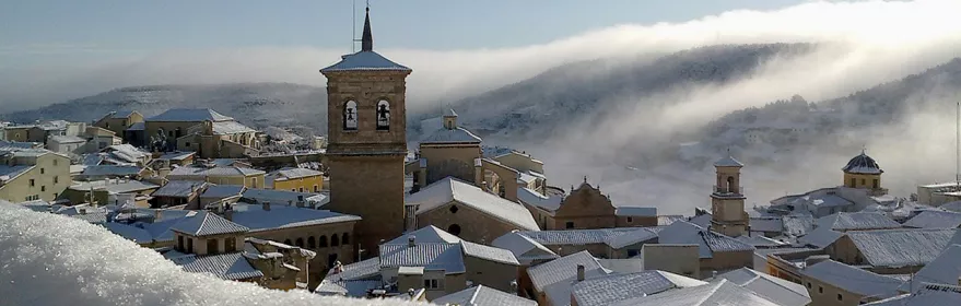 Panorámica invernal del casco histórico entre brumas.