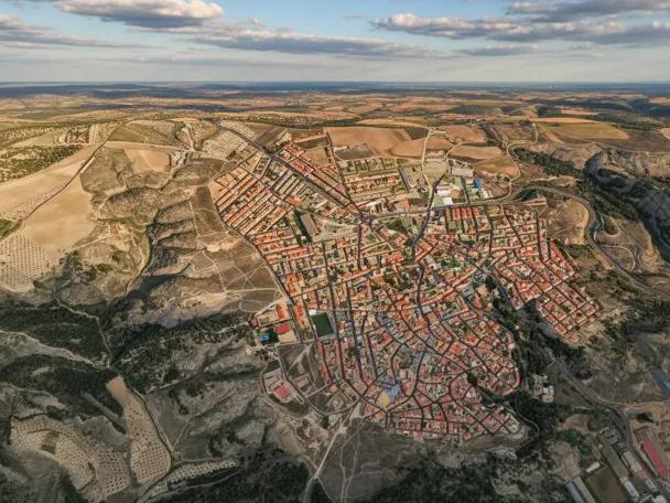 Vista aérea del casco urbano rodeado de campos y caminos rurales