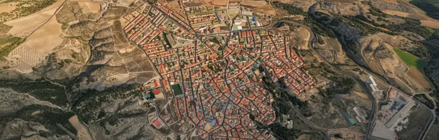 Vista aérea del casco urbano rodeado de campos y caminos rurales