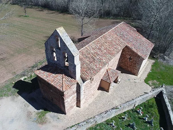 Vista aérea de iglesia rural de piedra
