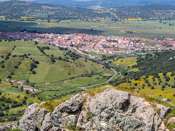 Vista panorámica de Chillón rodeado de campos y colinas verdes