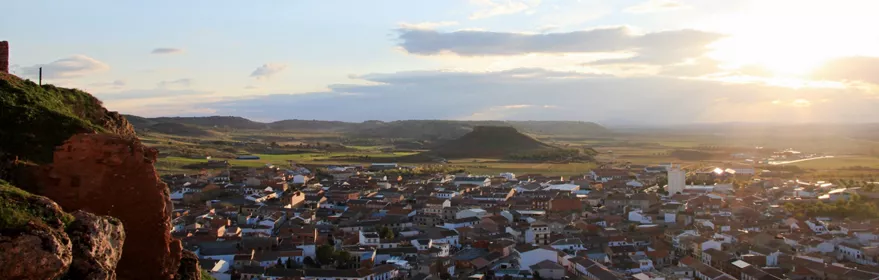 Vista panorámica de pueblo manchego desde castillo