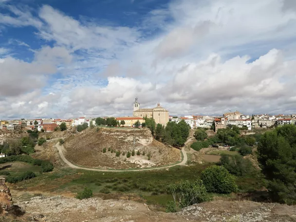 Vista panorámica de un pueblo sobre una colina con iglesia y casas blancas