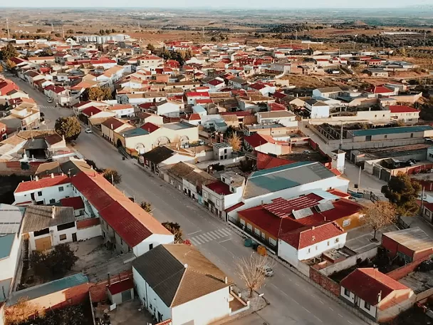 Vista aérea de un pueblo con calles rectas y casas bajas.
