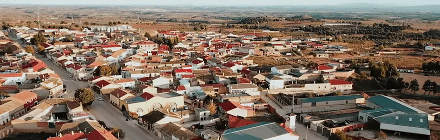Vista aérea de un pueblo con calles rectas y casas bajas.