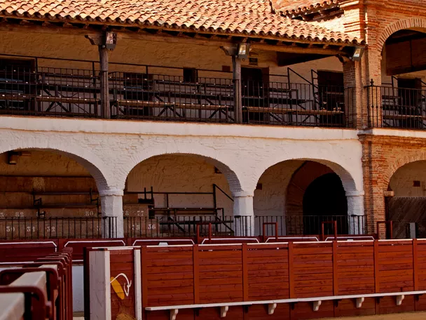 Plaza de toros con arcos y graderío vacío