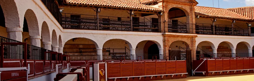 Plaza de toros con arcos y graderío vacío