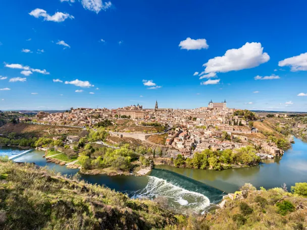 Vista panorámica de una ciudad histórica rodeada por un río.