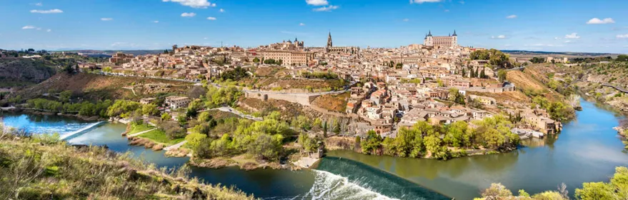 Vista panorámica de una ciudad histórica rodeada por un río.