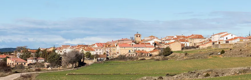 Vista panorámica del núcleo urbano entre campos abiertos