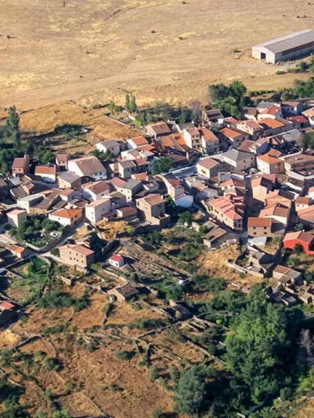 Vista aérea de núcleo rural rodeado de campos