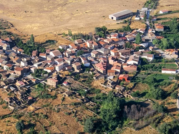 Vista aérea de núcleo rural rodeado de campos