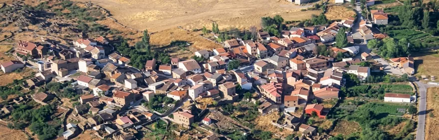 Vista aérea de núcleo rural rodeado de campos