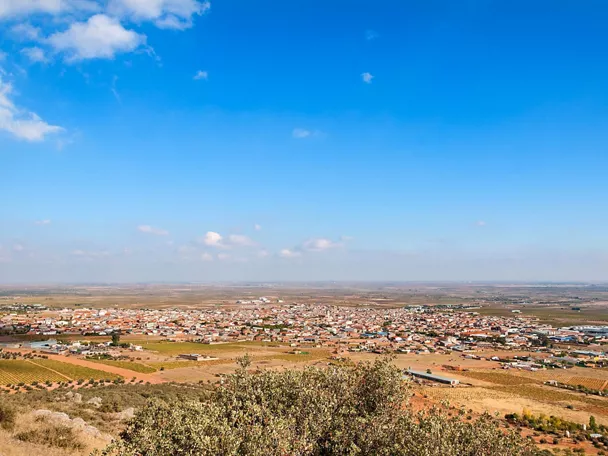 Vista panorámica de un pueblo rodeado de campos.