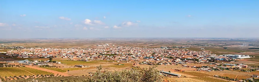 Vista panorámica de un pueblo rodeado de campos.