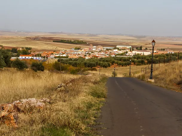 Vista del pueblo desde un camino.