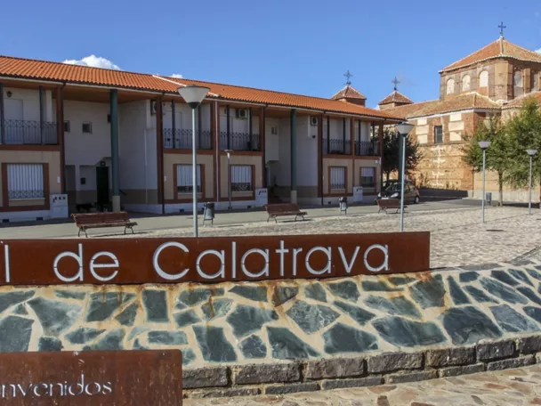 Cartel de bienvenida en una plaza soleada