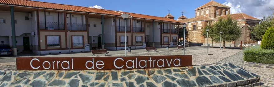 Cartel de bienvenida en una plaza soleada