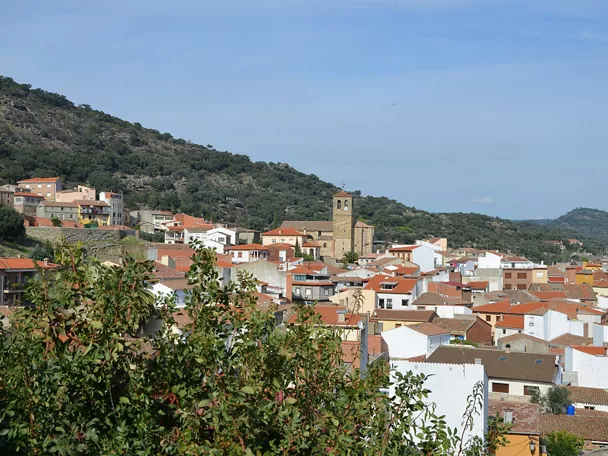 Vista general del pueblo entre colinas y tejados rojizos