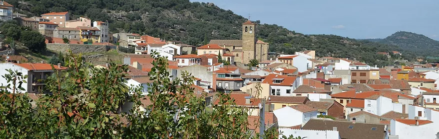 Vista general del pueblo entre colinas y tejados rojizos