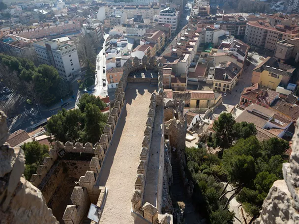 Vista aérea de muralla y casco urbano