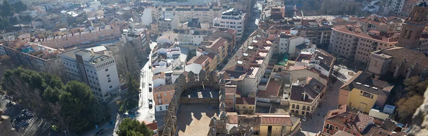 Vista aérea de muralla y casco urbano