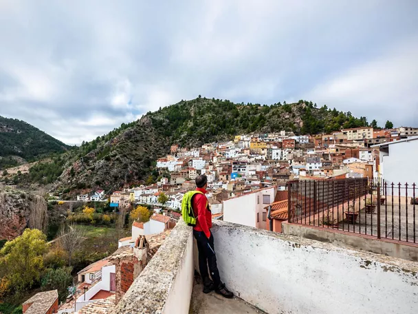 Hombre desde mirador viendo el pueblo de bogarra